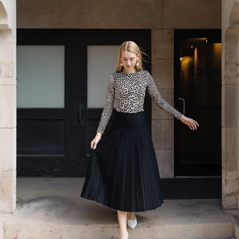 APPARALEL MAXI INFINITY PLEATED SKIRT IN BLACK
